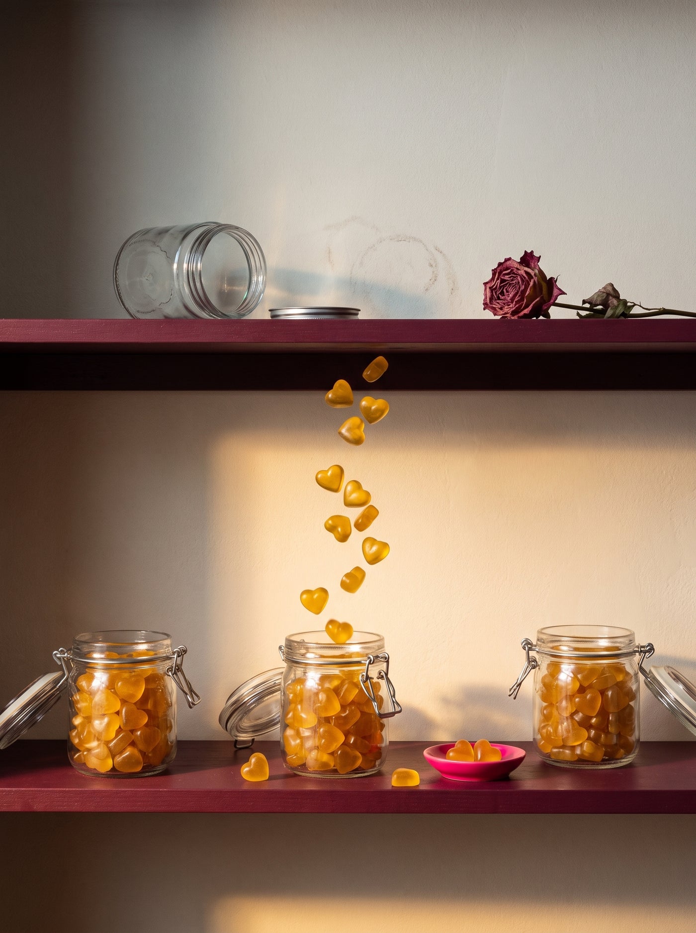 en tömd skafferihylla som fylls på med burkar av gyllene hjärtgummies