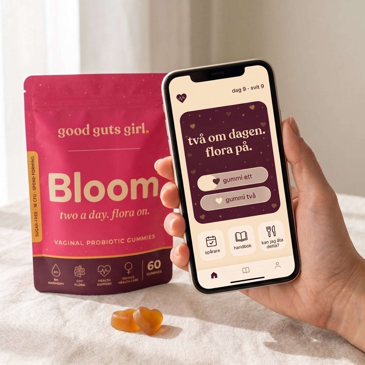 bloom-appen i telefonen bredvid bloom-påsen — daglig gummy-tracker, flora-handboken och kan-jag-äta-det-här
