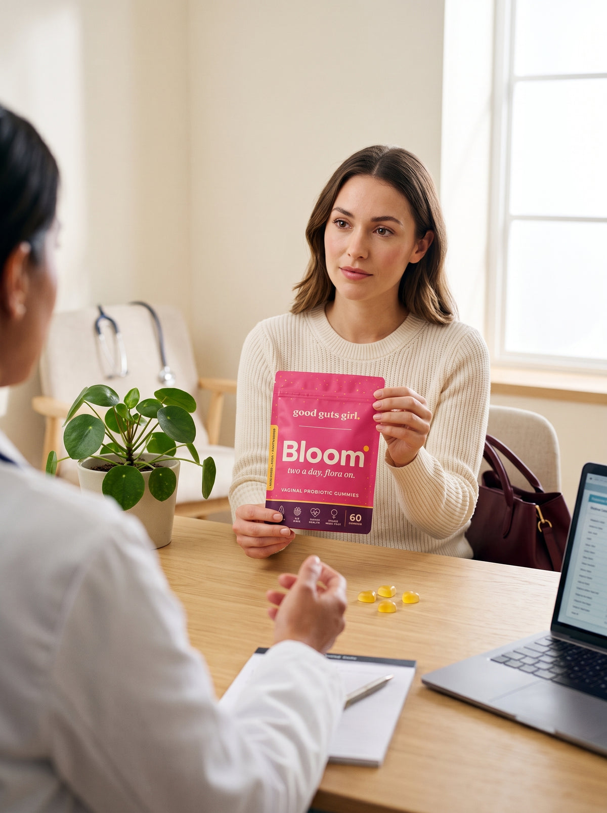 en kvinna som visar bloom-etiketten för sin läkare — ett samtal, inte ett godkännande